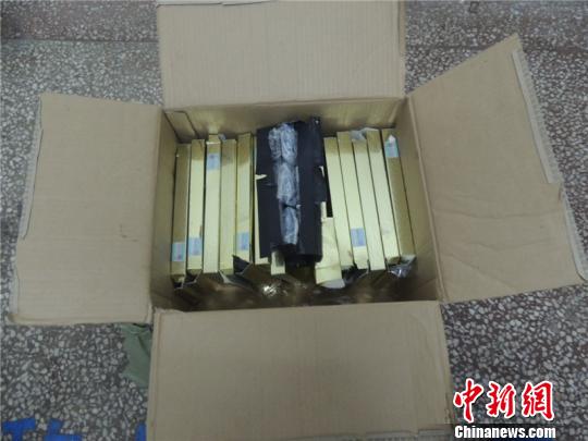 图为面膜藏毒 程宝玉 摄 图为面膜藏毒 程宝玉 摄
