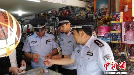 图为警方整治危险玩具物品。 钟欣 摄 图为警方整治危险玩具物品。 钟欣 摄
