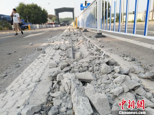 图为被刨开的“巴铁试验线”轨道 韩冰 摄 图为被刨开的“巴铁试验线”轨道 韩冰 摄
