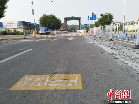 图为“巴铁试验线”道路一侧轨道被刨开 韩冰 摄 图为“巴铁试验线”道路一侧轨道被刨开 韩冰 摄