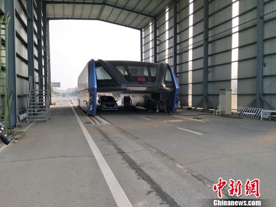 图为试验车间内的“巴铁”布满灰尘 韩冰 摄 图为试验车间内的“巴铁”布满灰尘 韩冰 摄