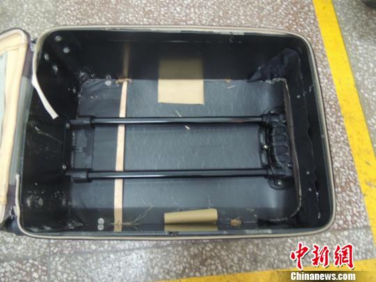图为行李箱夹层藏毒 程宝玉 摄 图为行李箱夹层藏毒 程宝玉 摄