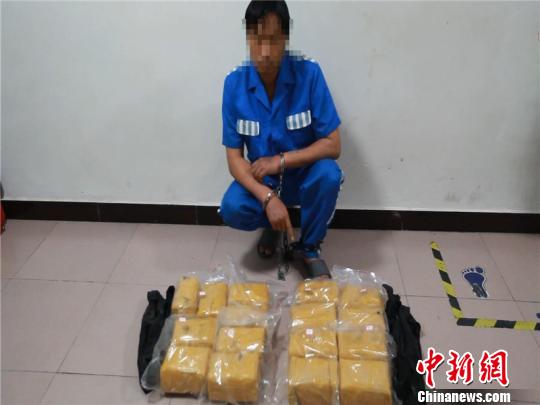 图为越野车门槛藏毒 王毅锋 摄 图为越野车门槛藏毒 王毅锋 摄