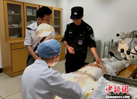 图为:闵林涛在小豪手术的时候握住他的手。 蔡俊(通讯员) 摄 图为:闵林涛在小豪手术的时候握住他的手。 蔡俊(通讯员) 摄