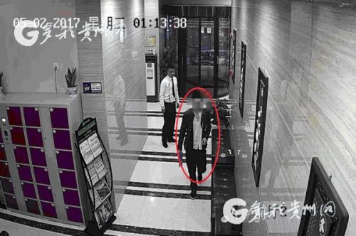 盗得手机后逃离现场。监控录像截图 盗得手机后逃离现场。监控录像截图