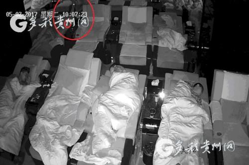 犯罪嫌疑人盗窃手机。监控视频截图。 犯罪嫌疑人盗窃手机。监控视频截图。