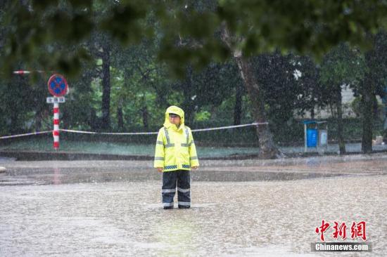 资料图:6月13日,浙江省金华市浦江县大雨倾盆,交警冒雨执勤,阻拦车辆进入漫水路段。 发 张浩钺 摄 资料图:6月13日,浙江省金华市浦江县大雨倾盆,交警冒雨执勤,阻拦车辆进入漫水路段。 发 张浩钺 摄
