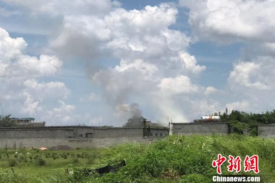 图为火灾被扑灭后仍冒着余烟。 洪坚鹏 摄 图为火灾被扑灭后仍冒着余烟。 洪坚鹏 摄