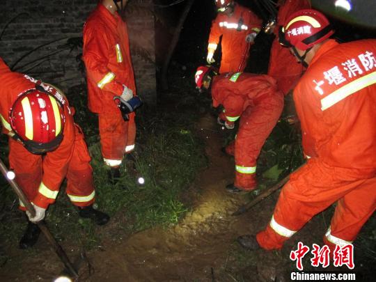 消防官兵挖沟排水 邹方毅 摄 消防官兵挖沟排水 邹方毅 摄