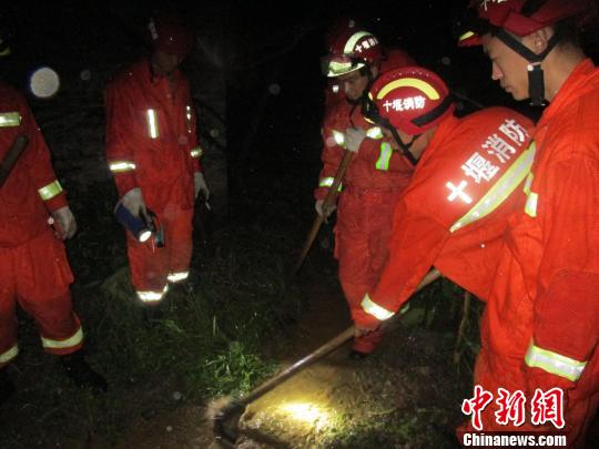 消防官兵挖沟排水 邹方毅 摄 消防官兵挖沟排水 邹方毅 摄