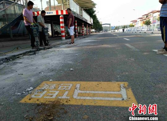 图为“巴铁试验线”道路一侧轨道被刨开。 王天译 摄 图为“巴铁试验线”道路一侧轨道被刨开。 王天译 摄