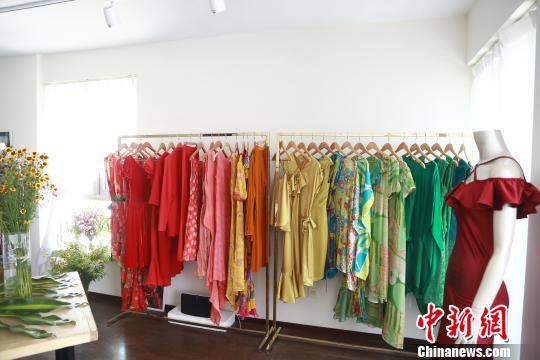 Elysée YANG服装工作室,6月起面向公众开放,展示了杨冠华最新一季的新品。 曾鼐 摄 Elysée YANG服装工作室,6月起面向公众开放,展示了杨冠华最新一季的新品。 曾鼐 摄