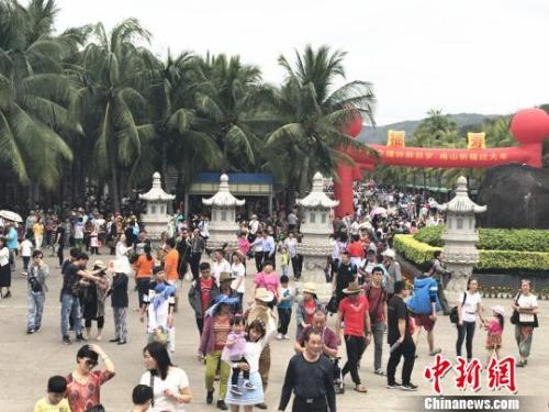 资料图:三亚景区游客爆棚,秩序井然。 杨颜慈 摄 资料图:三亚景区游客爆棚,秩序井然。 杨颜慈 摄