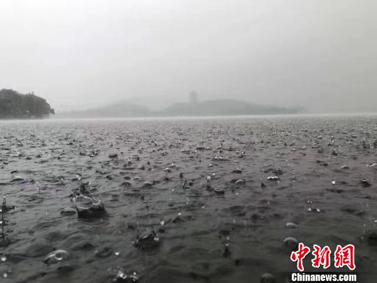 浙江省迎来第二波梅雨。 杭州西湖风景名胜区管委会提供 浙江省迎来第二波梅雨。 杭州西湖风景名胜区管委会提供