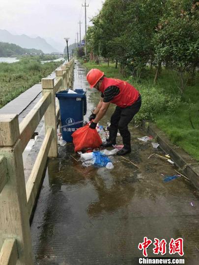 河两岸也是仇云峰的巡视范围 仇云峰提供 河两岸也是仇云峰的巡视范围 仇云峰提供