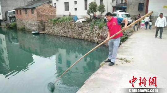 为提高工作效率,仇云峰自制了网兜 仇云峰提供 为提高工作效率,仇云峰自制了网兜 仇云峰提供