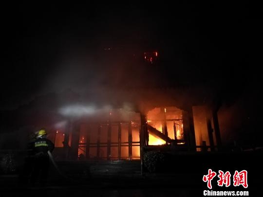 随州市消防支队赶赴现场救援 钟欣 摄 随州市消防支队赶赴现场救援 钟欣 摄
