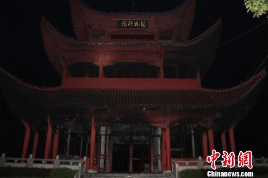 经奋力扑救,明火最终被成功扑灭 钟欣 摄 经奋力扑救,明火最终被成功扑灭 钟欣 摄