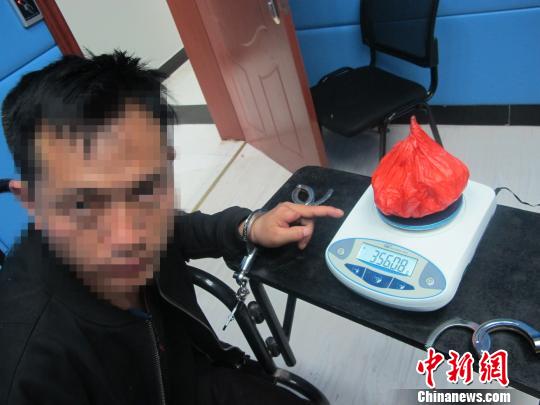 图为警方抓获的犯罪嫌疑人和缴获的毒品。 图为警方抓获的犯罪嫌疑人和缴获的毒品。