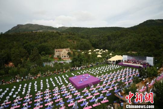 图为昆明·中印瑜伽节开幕现场,千人同练瑜伽和太极 李进红 摄 图为昆明·中印瑜伽节开幕现场,千人同练瑜伽和太极 李进红 摄