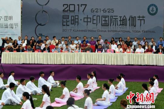 图为昆明·中印瑜伽节开幕现场 李进红 摄 图为昆明·中印瑜伽节开幕现场 李进红 摄