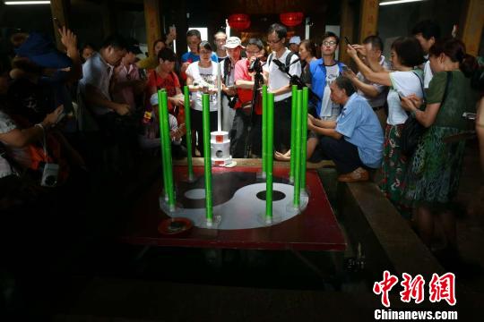 出米洞洞底显现“立竿无影”天文奇观 嘉美 摄 出米洞洞底显现“立竿无影”天文奇观 嘉美 摄