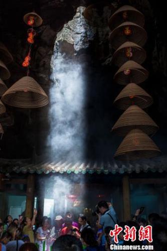 太阳光由弱变强垂直透过洞顶 周智 摄 太阳光由弱变强垂直透过洞顶 周智 摄