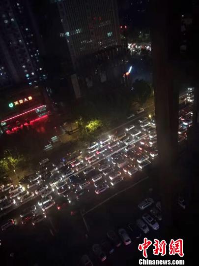 图为强降雨造成保定市区大面积交通拥堵。 吕子豪 摄 图为强降雨造成保定市区大面积交通拥堵。 吕子豪 摄