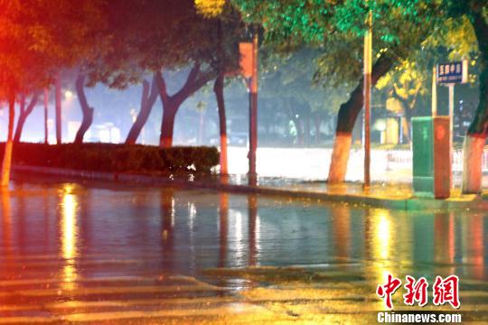 图为21日21时30分许,保定市莲池大街与五四路交口处布满积水。 于俊亮 摄 图为21日21时30分许,保定市莲池大街与五四路交口处布满积水。 于俊亮 摄