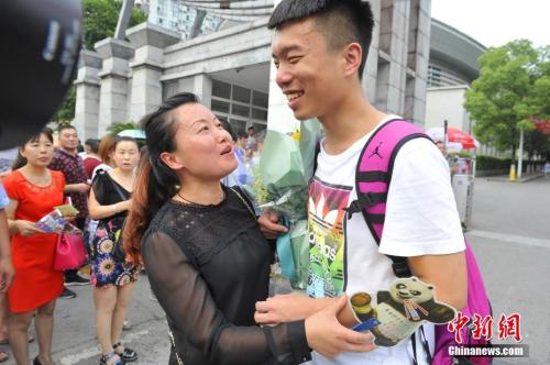 资料图:家长给考生送上鲜花。王康明 摄 资料图:家长给考生送上鲜花。王康明 摄