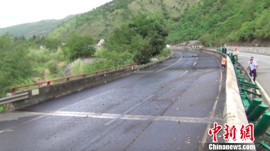 图为油罐车内柴油泄露到高速公路地面上 钟欣 摄 图为油罐车内柴油泄露到高速公路地面上 钟欣 摄