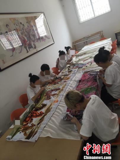 戒毒人员正在刺绣。 杨国鑫 摄 戒毒人员正在刺绣。 杨国鑫 摄