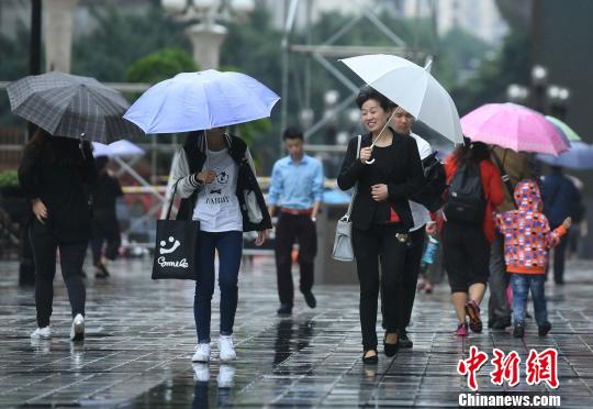 资料图:民众雨中出行。陈超 摄 资料图:民众雨中出行。陈超 摄