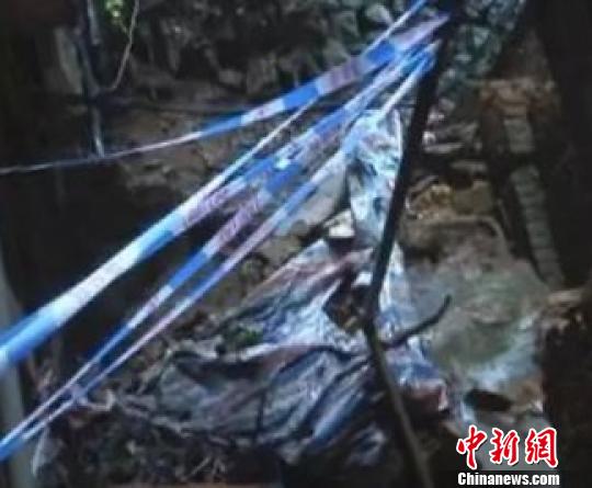 21日,延平区八一路一宿舍边坡发生塌方,内无人员居住。 胡宗榕 摄 21日,延平区八一路一宿舍边坡发生塌方,内无人员居住。 胡宗榕 摄