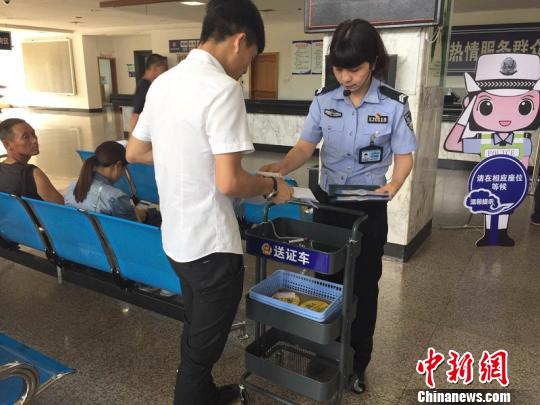 丽水市公安局交警支队车管所推出的“小推车送证到手”服务 陈洁 摄 丽水市公安局交警支队车管所推出的“小推车送证到手”服务 陈洁 摄