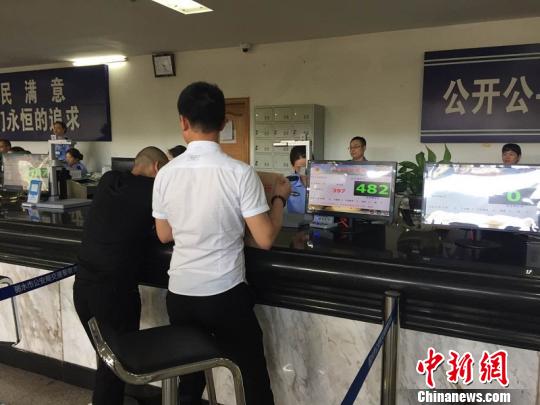 丽水市公安局交警支队车管所办事窗口前以秒计时 陈洁 摄 丽水市公安局交警支队车管所办事窗口前以秒计时 陈洁 摄