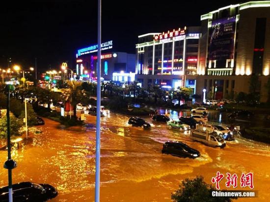 6月11日晚,福建宁德市迎来短时雷阵雨,致使市区路段出现积水严重,有车辆被“泡”在水中。陈香秀 摄 6月11日晚,福建宁德市迎来短时雷阵雨,致使市区路段出现积水严重,有车辆被“泡”在水中。陈香秀 摄