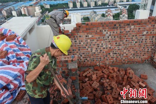 图为该楼顶违建被拆 朱开健 摄 图为该楼顶违建被拆 朱开健 摄