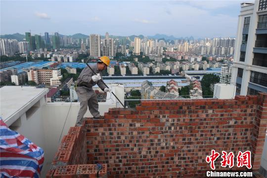 图为该楼顶违建被拆 朱开健 摄 图为该楼顶违建被拆 朱开健 摄