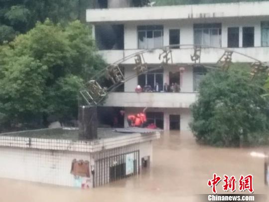当地被洪水淹没的建筑 钟欣 摄 当地被洪水淹没的建筑 钟欣 摄