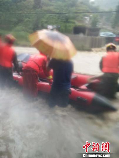 洪水已淹没人的膝盖 钟欣 摄 洪水已淹没人的膝盖 钟欣 摄