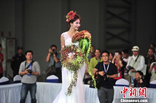 “花仙子”身着鲜花衣服走秀。 刘冉阳 摄 “花仙子”身着鲜花衣服走秀。 刘冉阳 摄