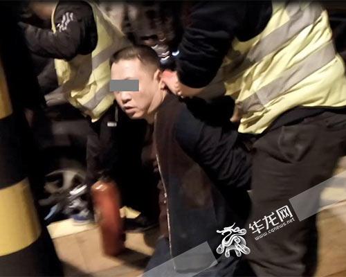 民警在高速公路收费站抓获贩毒嫌疑人。警方供图 民警在高速公路收费站抓获贩毒嫌疑人。警方供图