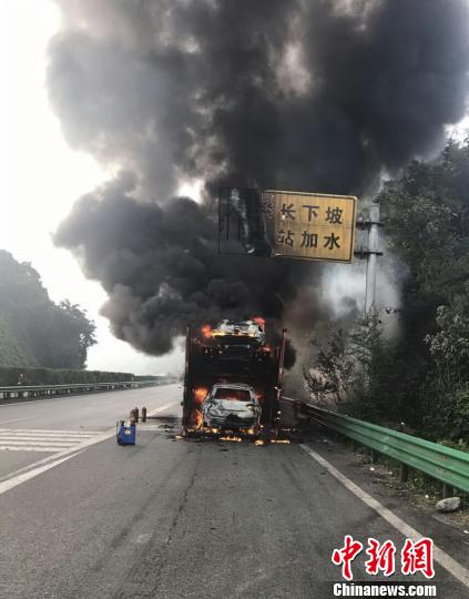 半挂货车上8辆待出口新车被烧毁 伍文龙 摄 半挂货车上8辆待出口新车被烧毁 伍文龙 摄