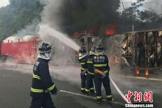 消防官兵到场及时将火扑灭 伍文龙 摄 消防官兵到场及时将火扑灭 伍文龙 摄