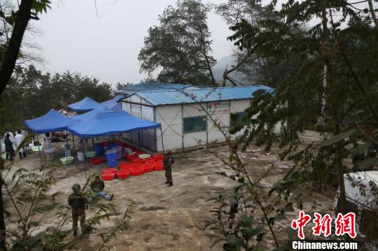 图为位于深山中的制毒窝点。警方供图 图为位于深山中的制毒窝点。警方供图