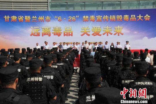 图为甘肃警方举行宣誓、签名活动。　王彦达 摄