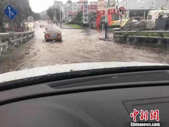 在水中行驶的汽车。 钟欣 摄 在水中行驶的汽车。 钟欣 摄