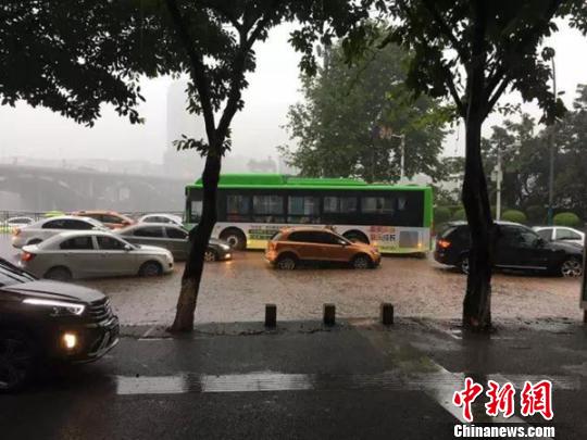 在水中行驶的汽车。 钟欣 摄 在水中行驶的汽车。 钟欣 摄