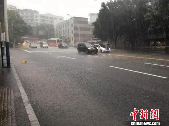 在水中行驶的汽车。 钟欣 摄 在水中行驶的汽车。 钟欣 摄